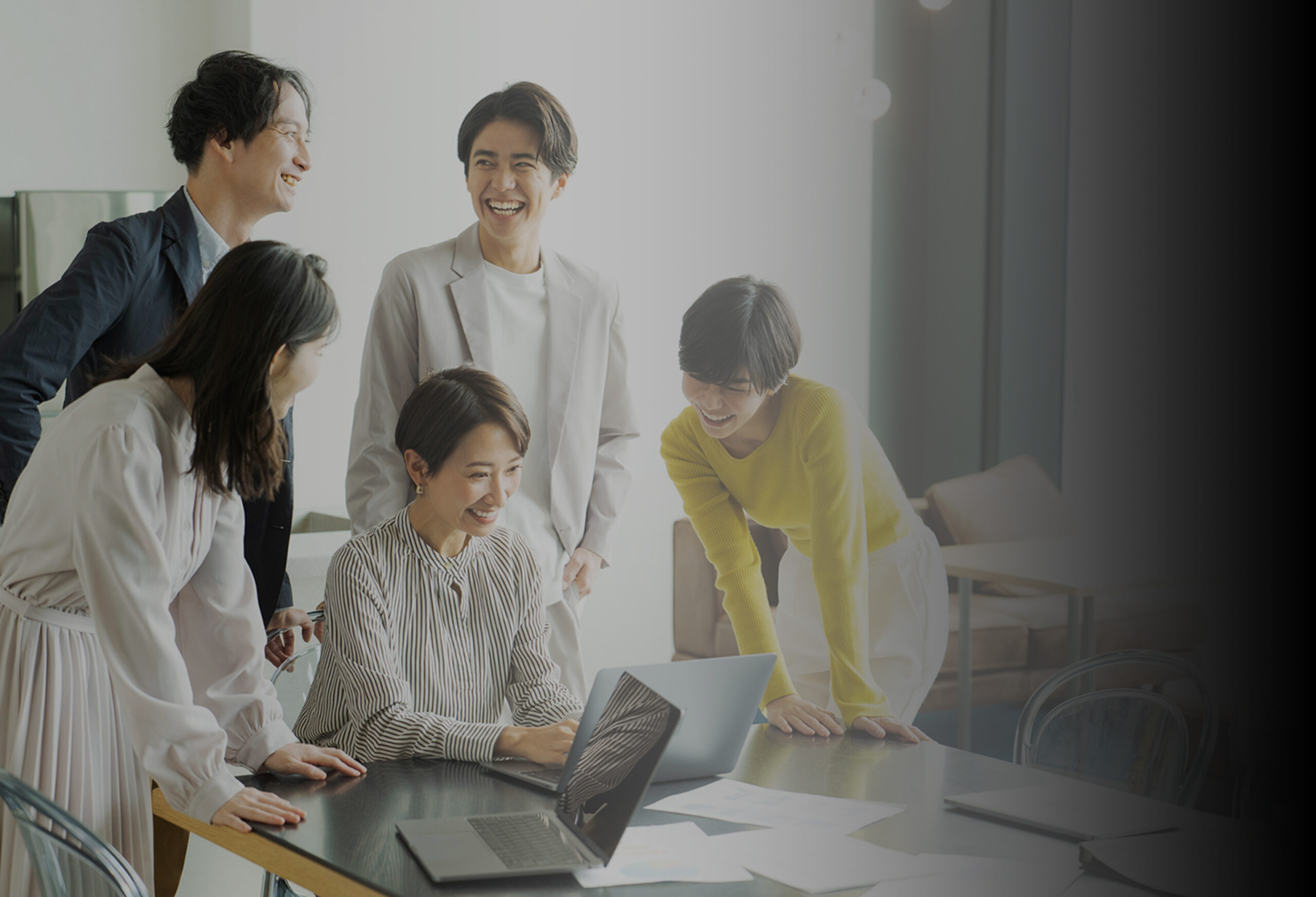 オフィスで楽しそうに仕事をする人々